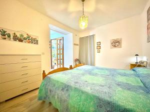 une chambre avec un lit, une commode et une fenêtre dans l'établissement La Corte Azzurra Room, à Bari Sardo