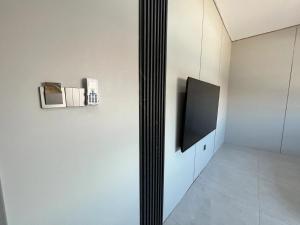 Televízia a/alebo spoločenská miestnosť v ubytovaní 悦榕庄别墅酒店新装修店