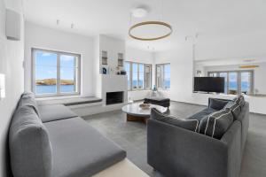 Una sala de estar con dos sofás y un televisor. en Seahorse Villa, en Makrotándalon