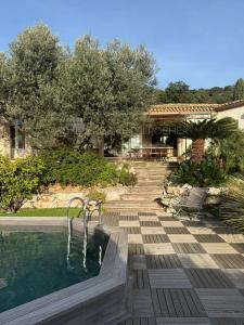 Πισίνα στο ή κοντά στο Sublime villa climatisée avec piscine vue mer et collines
