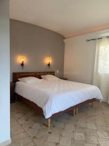 Ένα ή περισσότερα κρεβάτια σε δωμάτιο στο Sublime villa climatisée avec piscine vue mer et collines +29 φωτογραφίες