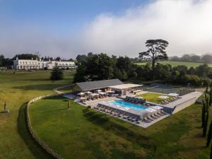 Bazén v ubytování Lympstone Manor Hotel Restaurant & Vineyard - Relais & Chateaux nebo v jeho okolí