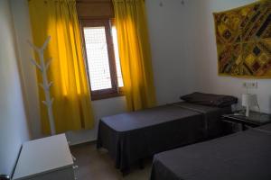 Postel nebo postele na pokoji v ubytování Chalet II con jardín y wifi en la playa