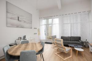 ブレストにあるDuplex au calme à deux pas du centre-ville avec Parking privatif et Terrasseのテーブルとソファのあるリビングルーム +4枚の写真