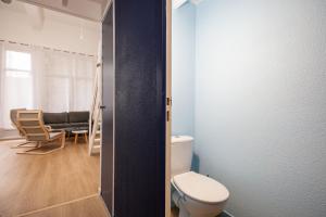 ブレストにあるDuplex au calme à deux pas du centre-ville avec Parking privatif et Terrasseのバスルーム(トイレ付)、ダイニングルーム