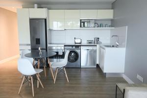 Кухня или мини-кухня в Modern One Bedroom In The Warwick
