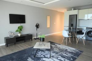 Телевизор и/или развлекательный центр в Modern One Bedroom In The Warwick