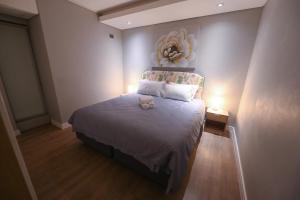 Кровать или кровати в номере Modern One Bedroom In The Warwick +17 фотографий