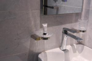 Ένα μπάνιο στο Neem Luxury Apartment C