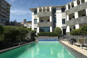 Бассейн в Modern One Bedroom In The Warwick или поблизости