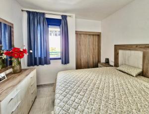 Ένα ή περισσότερα κρεβάτια σε δωμάτιο στο Turquesa Beach Cozy apartment with sea view +21 φωτογραφίες