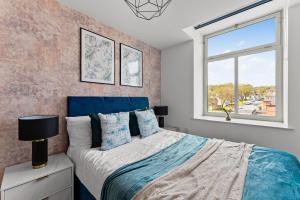 a bedroom with a bed and a window at 30 percent off! Beautiful Apartment in Dewsbury - Sleeps 6 in Leeds