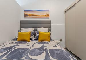 Ένα ή περισσότερα κρεβάτια σε δωμάτιο στο Retreat in Randburg - The Base Apartments, Ferndale