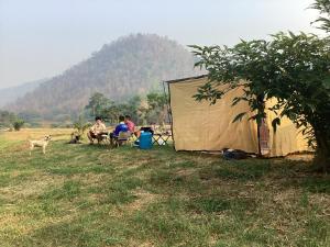 Ban Ton KhamにあるCamper van thank you1のテントの横の野原に座る人々