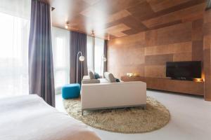 Televiisor ja/või meelelahutuskeskus majutusasutuses EMA House Hotel Suites