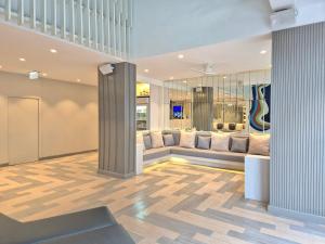 Ein Sitzbereich in der Unterkunft The Bloc Hotel Phuket - SHA Extra Plus