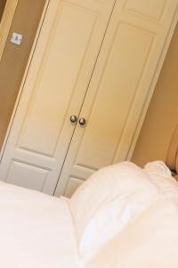 The Picasso - Trendy 2 bd Ap- Dublin 4 - Super Fast WIFI客房内的一张或多张床位