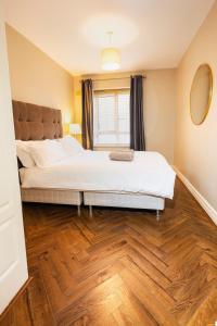 The Picasso - Trendy 2 bd Ap- Dublin 4 - Super Fast WIFI客房内的一张或多张床位