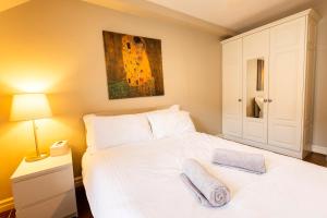 The Picasso - Trendy 2 bd Ap- Dublin 4 - Super Fast WIFI客房内的一张或多张床位