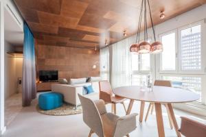 TV a/nebo společenská místnost v ubytování EMA House Hotel Suites