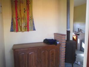 ein Zimmer mit einem Holzofen neben einer Wand in der Unterkunft Hotel Swiss in Pharping