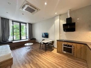 Kuchyň nebo kuchyňský kout v ubytování Luxe Paradise Suites Hotel To Ngoc Van