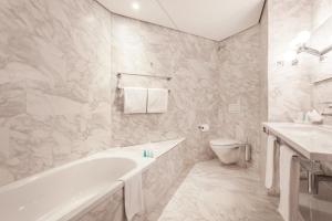 Vannituba majutusasutuses EMA House Hotel Suites