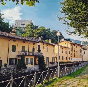 a row of houses in a town with a hill in the background at Residenza FULLINI Polcenigo in Polcenigo