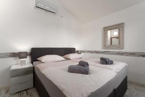 Un dormitorio con dos camas con toallas encima. en Villa Emely, en Gradina 20 fotos más