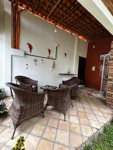 阿廷斯Casa da praia Atins Maranhão的庭院配有藤椅和桌子