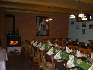 Reštaurácia alebo iné gastronomické zariadenie v ubytovaní Pivnička pod Čachtickým hradom