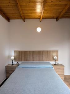 A bed or beds in a room at Live Masca - Estudio casas morrocatana Tenerife ONLY ADULTS