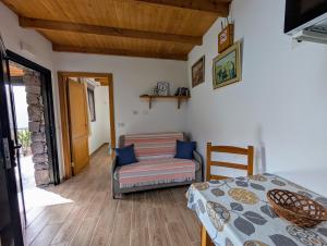 A bed or beds in a room at Live Masca - Estudio casas morrocatana Tenerife ONLY ADULTS