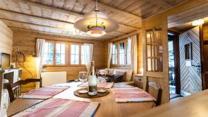 a dining room with a table in a cabin at Ferienhaus Golmenheim, Riederalp in Riederalp