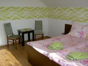 A bed or beds in a room at Pivnička pod Čachtickým hradom