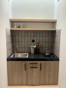 una cucina con un lavello e un piano di lavoro di Sampai Living Town House a Adi Sutjipto