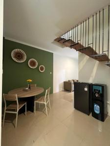 una cucina e una sala da pranzo con tavolo e scala di Sampai Living Town House a Adi Sutjipto Altre 9 foto