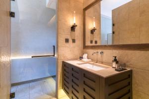 Gallery image of Ritzman Suye Snow Mountain Wild Luxury Hotel in Baisha +80 photos