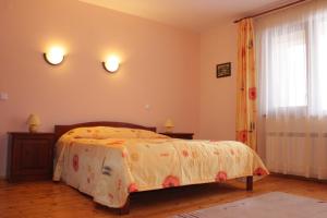 Postel nebo postele na pokoji v ubytování Kris Guest House