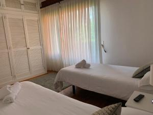 Кровать или кровати в номере Aloka rooms Sopela