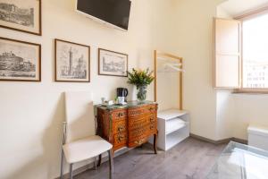 A television and/or entertainment centre at Superior Relais FCollection Temple View