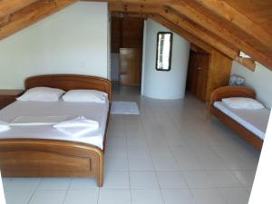 two beds in a room with a attic at Hotel Villa Basil in Tsilivi