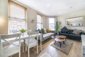 Χώρος καθιστικού στο The Woodstock - 2 bd Mod Duplex Ap - Gold Short Term Stays