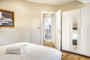 Ένα ή περισσότερα κρεβάτια σε δωμάτιο στο The Woodstock - 2 bd Mod Duplex Ap - Gold Short Term Stays