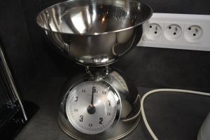 a kitchen scale with a bowl on top of it at Appartement-terrasse parking privé Meublé de Tourisme 4 étoiles in Belfort
