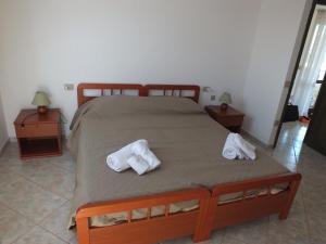 a bedroom with a bed with two towels on it at Casa Budoni gemütliche Ferienwohnung Zentral doch ruhig gelegen 1km vom Strand in Budoni