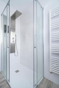 una ducha con puerta de cristal en un baño en GALIHOST - Casa de Cruces, en Villanueva de Arosa