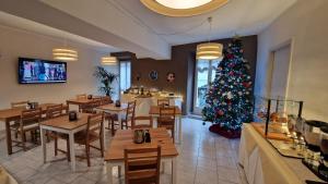 A television and/or entertainment centre at Albergo la Svolta