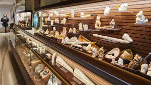 un display in un negozio pieno di scarpe e scarpe di Corte Di Nettuno - CDSHotels a Otranto