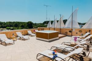 Bazén v ubytování Corte Di Nettuno - CDSHotels nebo v jeho okolí + 37 fotografií